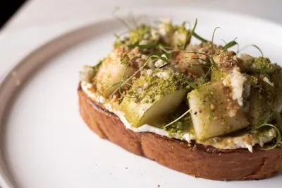 Тост с грушей и сыром