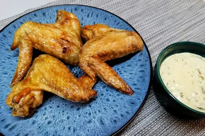 Запеченные куриные крылья с соусом тартар