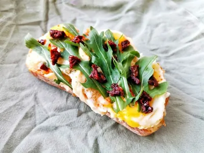 Брускетта с перепелиными яйцами