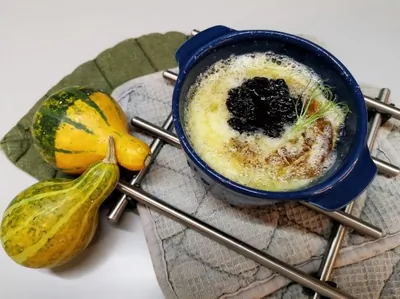 Сыр бри с ягодным чатни