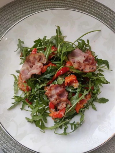 Салат с руколой, беконом, болгарским перцем и киноа