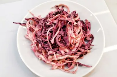 Коулсло со свекольной заправкой