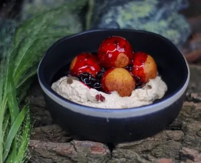 Пончики с соусом из черной смородины и сгущенкой