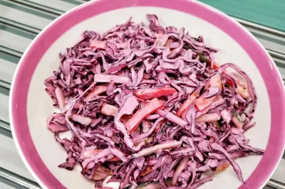 Коулсло из краснокочанной капусты с халапеньо