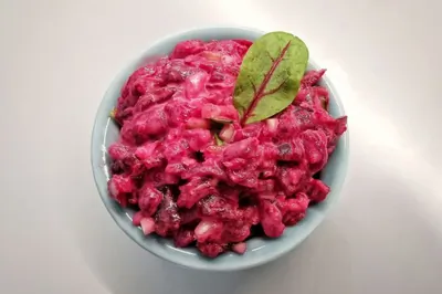 Чесночный салат из свеклы и сельдерея