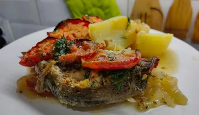 Зубатка с помидорами и луком