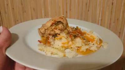 Куриные бедра тушеные с луком, помидором и сладким перцем