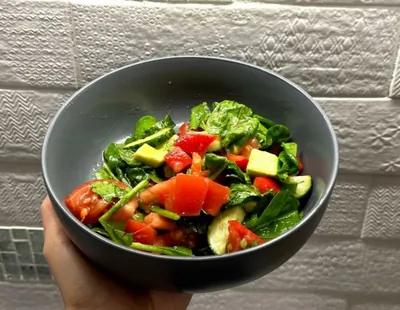 Салат из шпината с овощами и авокадо с медовой заправкой