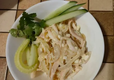 Салат из кальмаров с жареным луком