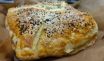 Пирог с пряной курицей и пекинской капустой