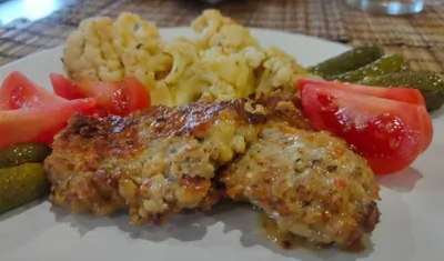 Куриные котлеты с сыром, специями и гарниром из цветной капусты