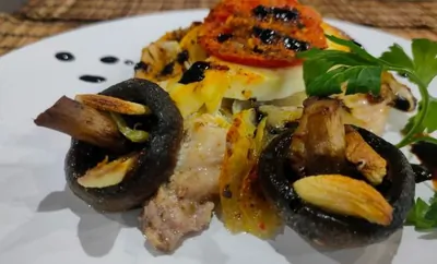Куриные грудки запеченные с домашним сыром, помидорами, луком и грибами