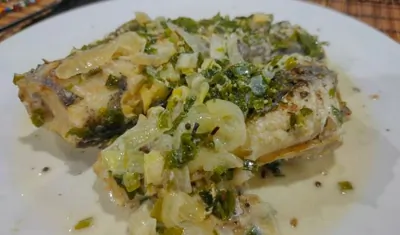 Хек с луком в молоке