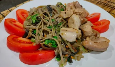 Гречневая лапша (соба) с грибами, луком и индейкой