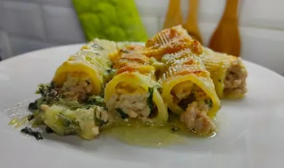 Трубочки (каннеллони) с фаршем на подушке из картофеля и шпината