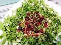 Сыр бри, запеченный с вишней