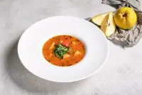 Наваристый суп из айвы с нутом и бамией