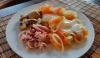 Яичница с беконом, луком, помидором и грибами