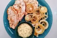 Стейки из грудки индейки в пикантном соусе