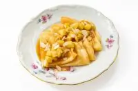 Блины с яблоком и карамелью