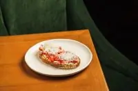 Тост на тартине с помидорами, кедровым орехом и пекорино