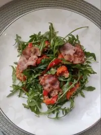 Салат с руколой, беконом, болгарским перцем и киноа