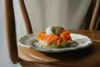 Драник из брокколи с лососем и яйцом