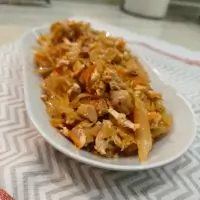 Солянка с куриными бедрышками и адыгейским сыром