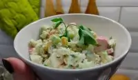 Салат с крабовыми палочками, рисом и кукурузой