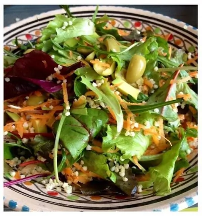 Теплый салат с руколой и оливками