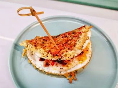 Томатно-сырная лепешка с яйцом