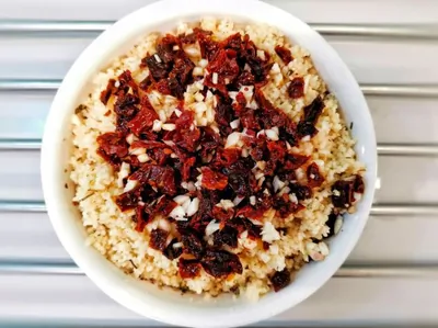 Ароматный кускус с томатами и чесноком