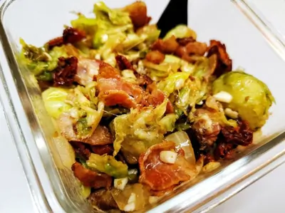 Брюссельская капуста, обжаренная с беконом и сыром