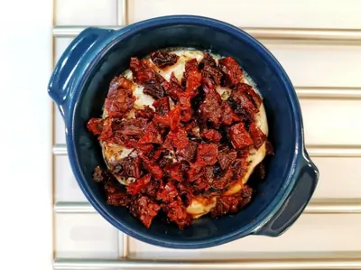 Запеченный камамбер с вялеными томатами