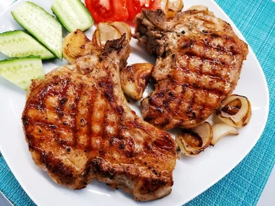 Свиная корейка, обжаренная с луком