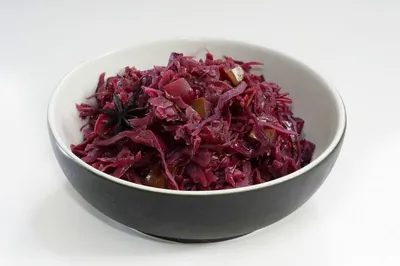 Красная капуста, тушеная с яблоком