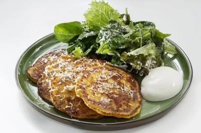 Тыквенные оладьи с пармезаном и чили