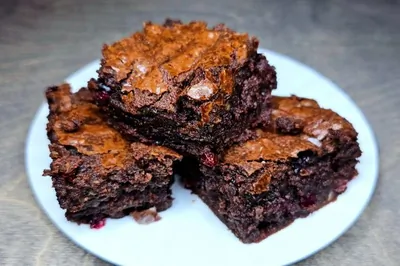 Брауни с брусникой и миндалем