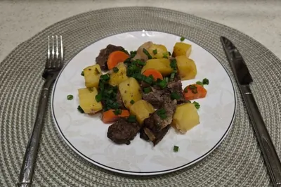 Говядина с картофелем и петрушкой в рукаве