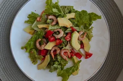 Салат с креветками и авокадо