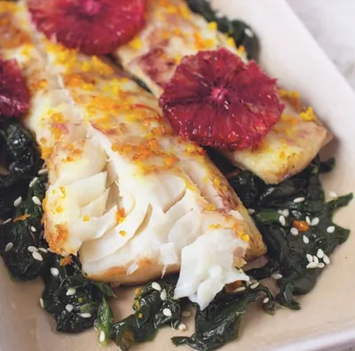 Хек со шпинатом и красным апельсином