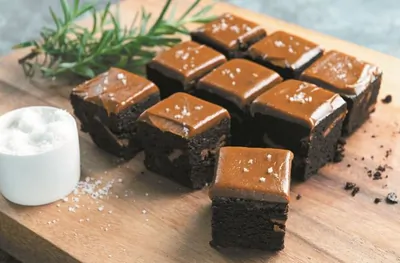 Брауни с розмарином и карамелью