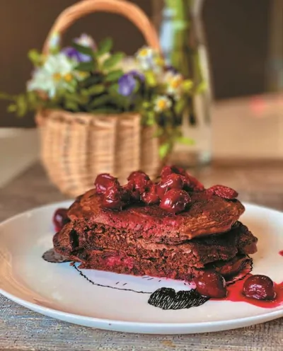 Шоколадные панкейки с вишней