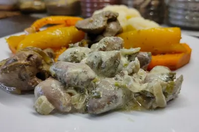 Куриные сердечки, тушенные с овощами в сметанном соусе