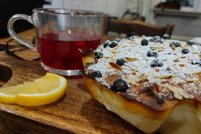 Творожная запеканка с яблоками и курагой