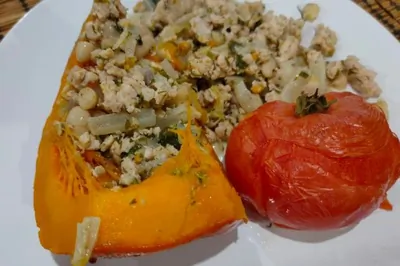 Тыква, запеченная с фаршем, фасолью и пекинской капустой
