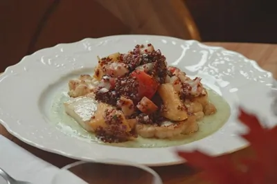 Стейк из цветной капусты с киноа и зеленым соусом