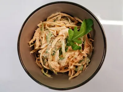 Коулсло с соусом цахтон