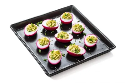 Фаршированные яйца в свекольном маринаде