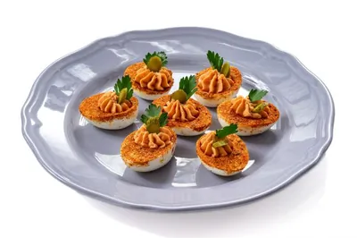 Пряные фаршированные яйца с томатной начинкой